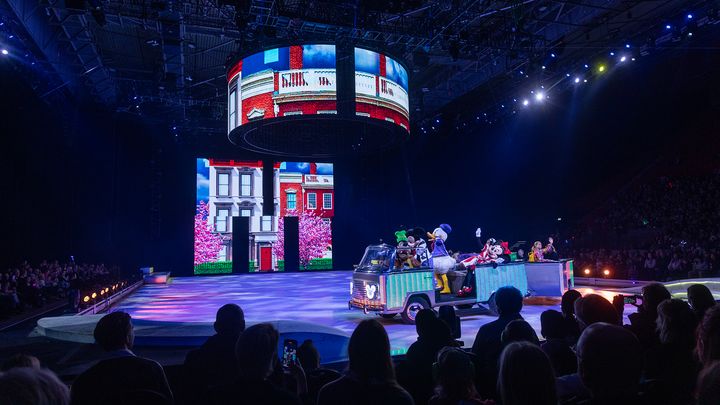 Musse, Mimmi med vänner på scen i Scandinavium.