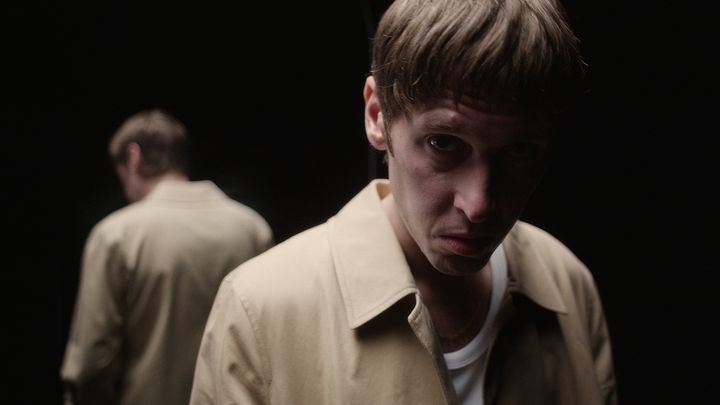 Thomas Stenström framför en spegel vänd mot kameran.