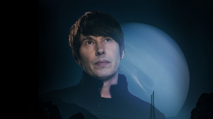 Brian Cox med en planet bakom sig.