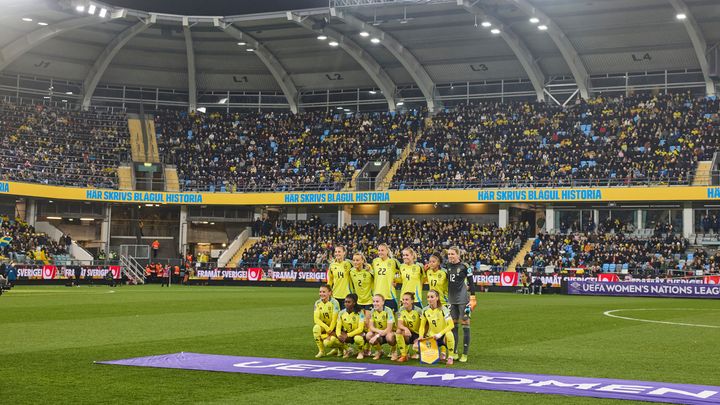 Sveriges damlandslag på Gamla Ullevis plan.