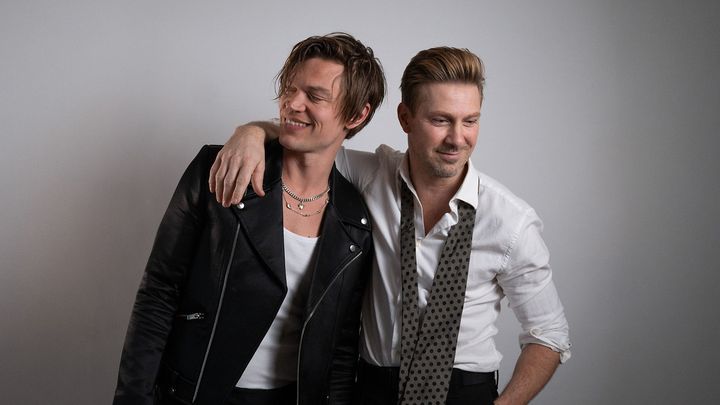 Linus Wahlgren och Viktor Norén håller om varandra mot en grå bakgrund.