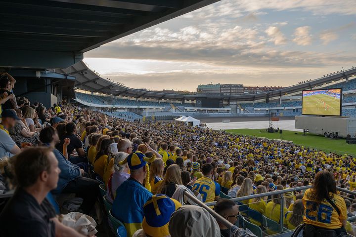 De 15 000 platserna inne på Ullevi fylldes snabbt inför storbildsvisningen av Sverige–Nederländerna. Inför nästa match utökas kapaciteten ytterligare till cirka 22 000 platser, samtidigt som publiken flyttas till motsatt långsida på arenan.