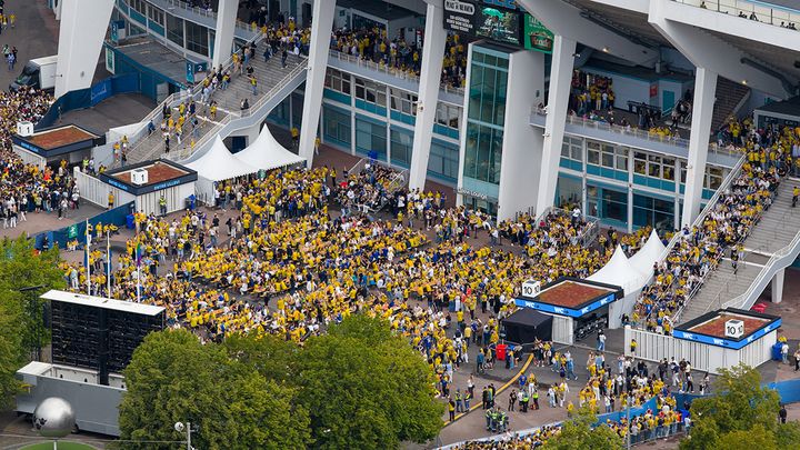 Tusentals personer har samlats på Ullevi Plaza för att följa fotbolls-VM tillsammans. Nu står det klart att även semifinalerna kommer att visas här.