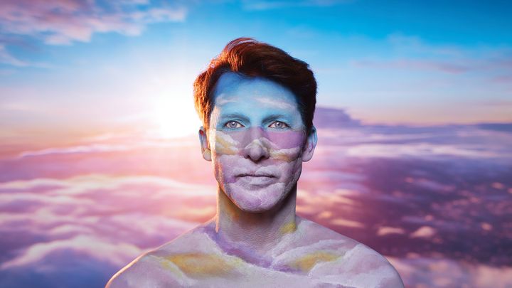 James Blunt bland rosa moln och en blå himmel.