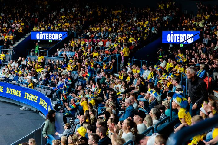 Blågula supportrar fyller Scandinaviums läktare.