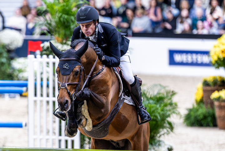 Bild på hoppryttaren Willem Greve som hoppar över ett hinder med hästen Highway TN N.O.P under Gothenburg Horse Show 2024.