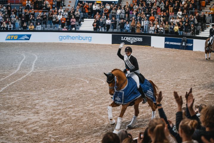 Ryttaren Cathrine Laudrup-Dufour vinkar till publiken från hästryggen på Atterupgaards Cassidy under världscuptävlingarna vid Gothenburg Horse Show 2020.