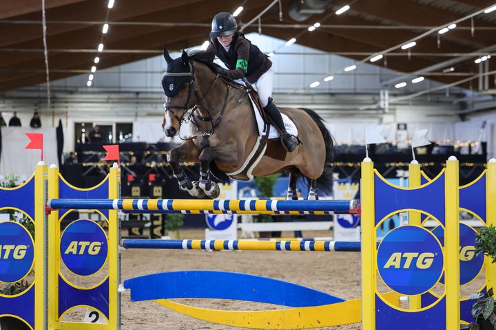 Ryttaren Ebba Kewenter hoppar med hästen Helios över hinder vid Borås Grand Prix 2025.