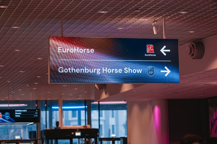 Skylt i inomhusmiljö visar vägen till EuroHorse till vänster och Gothenburg Horse Show till höger.