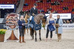 SWB Trophy är en av de satsningar som Gothenburg Horse Show, Hyperion och SWB gör tillsammans. Här; prisutdelning i sexårsfinalen där Pontus Westergren vann.