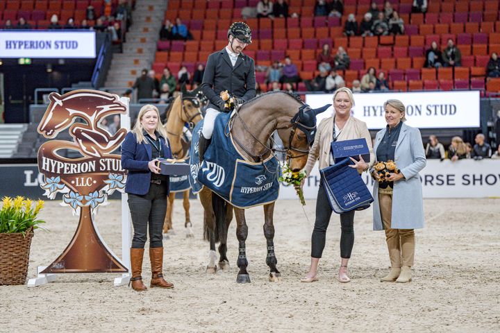 SWB Trophy är en av de satsningar som Gothenburg Horse Show, Hyperion och SWB gör tillsammans. Här; prisutdelning i sexårsfinalen där Pontus Westergren vann.