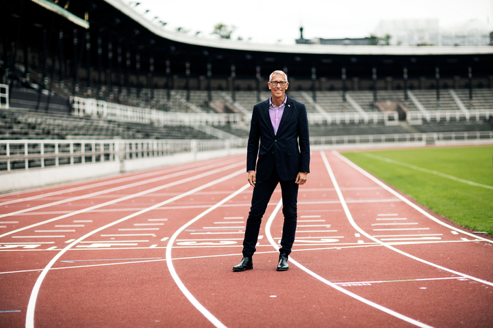 Bild visar GIH:s rektor Per Nilsson på löparbanorna på närliggande Stockholms Stadion.
