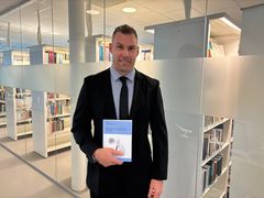 Bild på Jonas Enqvist med sin avhandling "Biomechanics of lower limb loading during high-force and sports related movements"