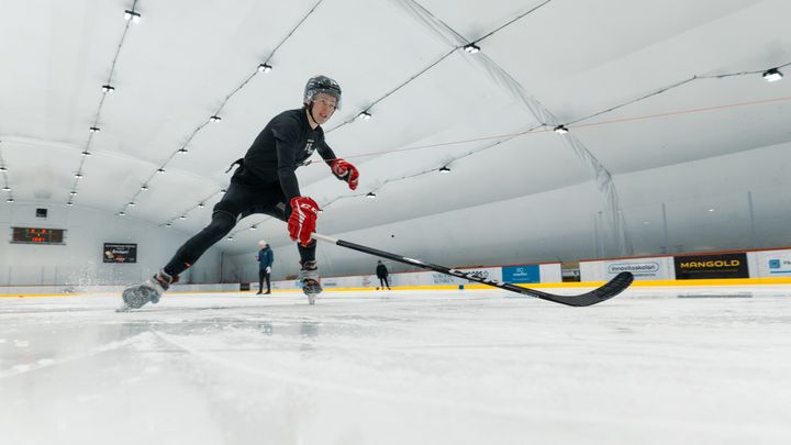 Bild på ishockeyspelare från studien som omfattade 20 elitspelare och undersökte Marsblades dynamiska skenhållares effekt på prestation.