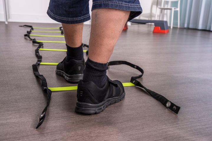 Bilden visar en man som rehabiliteringstränar efter stroke.