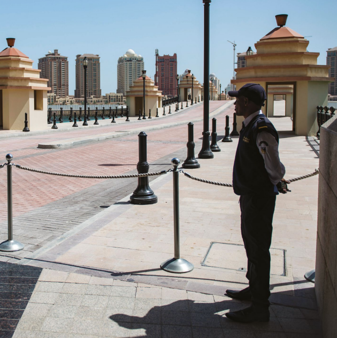 Säkerhetsvakt i Doha, Qatar. © Rafael Andres Velazquez Martinez/Alamy Stock Photo.