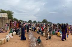 Flyktingar från Sudan som köar för att få vatten i Adre, östra Tchad, juni 2023.