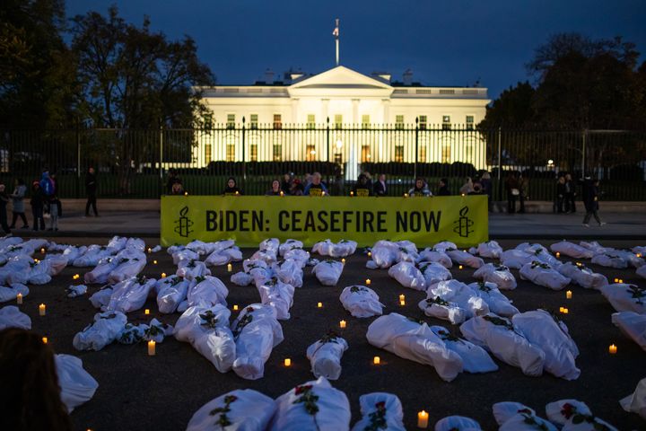 Amnestys aktion utanför Vita Huset, Washington, USA med uppmaning till President Joe Biden att kräva vapenvila i Gaza. Aktionen bestod av 300+ installationer föreställande kroppar inlindade i lakan som symboliserar en del av alla civila, barn och vuxna, som dödats i Gaza.