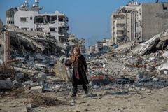 En kvinna inspekterar ruinerna av sitt hem som bombades av den israeliska armen, Gaza City, Gaza, den 16 januari 2024.