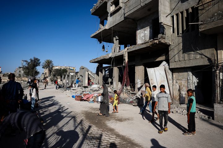 Spillror av en byggnad som träffats av israeliska flygattacker i Rafah, Gaza den 20 april 2024.