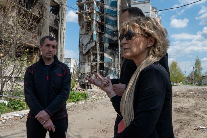 En delegation från Amnesty, ledd av Amnesty Internationals generalsekreterare Agnès Callamard, på besök i Borodjanka, Ukraina, den 2 maj 2022.