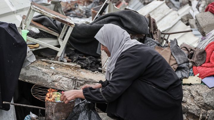 Foto: En 40-årig palestinsk fembarnsmamma som förlorade sin man i de israeliska attackerna, förbereder mat åt sina barn i Gaza City, Gaza 7 mars 2025.