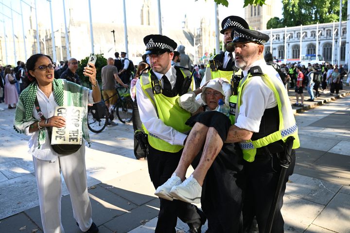 Polisen griper en 89-årig kvinna som demonstrerat mot Storbritaniens förbud av Palestine Action. Parliament Square, London, 9 augsusti 2025.