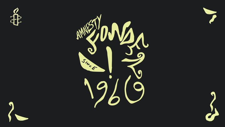 Svart bakgrund med ljusgul, handritad text i mitten: ”Amnestyfonden 60 år 1966”. Amnesty Internationals ljussymbol syns uppe till vänster. Runt texten finns dekorativa, handritade former i ljusgult.