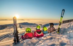 Många familjer åker på skidresa under sportlovet.