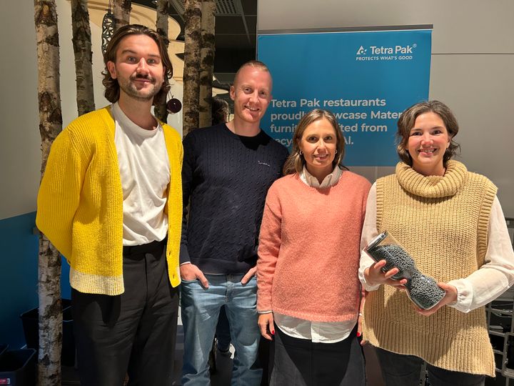 Petter Ekelund, Eirik Stensrud och Sara Georgsson från Artek tillsammans med Amanda Persson från Tetra Pak som håller i materialet PolyAl.