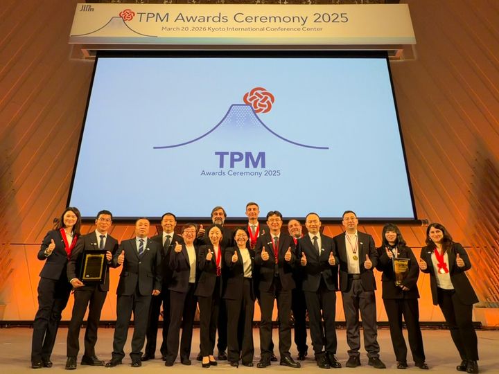 Bild från priscermonin där Tetra Pak tar emot pris.