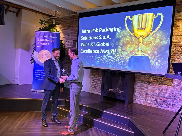 Andrea Nicoli, Tetra Pak tar emot utmärkelsen.