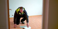 Zoran Sehovac, sanerare, kontroller materialet under mattan. Innehåller det asbest?