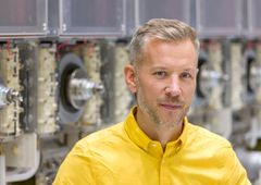 Jens Möllberg i Hitachi Energys fabrik i Ludvika där Jens arbetar som verkstadschef.