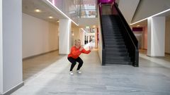 Knäböj är ett enkelt sätt att få igång blodcirkulationen i hela kroppen. Projektledaren Lisa Markström ger tips och råd om rörelse och variation på jobbet.