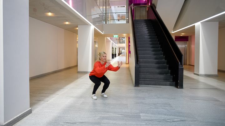 Knäböj är ett enkelt sätt att få igång blodcirkulationen i hela kroppen. Projektledaren Lisa Markström ger tips och råd om rörelse och variation på jobbet.