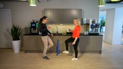 Balansen kan man träna genom att stå på ett ben. I en av de nya mikropaus-filmerna får man tips.