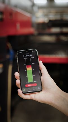 Det är viktigt att mäta bullernivåerna på arbetsplatsen. Bullerguiden ger tips på flera verktyg att använda