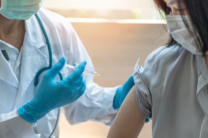 I vägledningen ”Vaccination på arbetsplatser” finns punkter som är bra att tänka på för företag som planerar att vaccinera sina anställda mot covid-19.