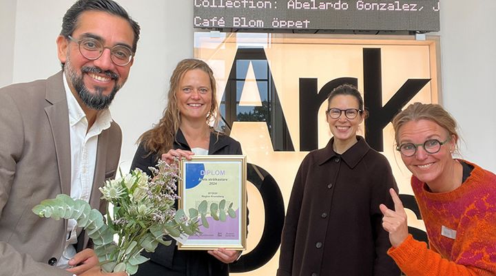 Rene Jaramillo (M), ordförande i regionala utvecklingsnämnden, Camilla Ottosson, regional utvecklinssamordnare, Sunny Sandström, verksamhetschef hållbar tillväxt och Eva Haraldsson, byarkitekt tog emot utmärkelsen Årets strålkastare.