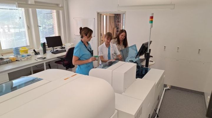 Eva Svensson, delprojektledare, Johanna Granberg, projektledare, och Jenny Lerman, IT-systemansvarig, vid en av de nya maskinerna.