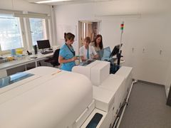 Eva Svensson, delprojektledare, Johanna Granberg, projektledare, och Jenny Lerman, IT-systemansvarig, vid en av de nya maskinerna.