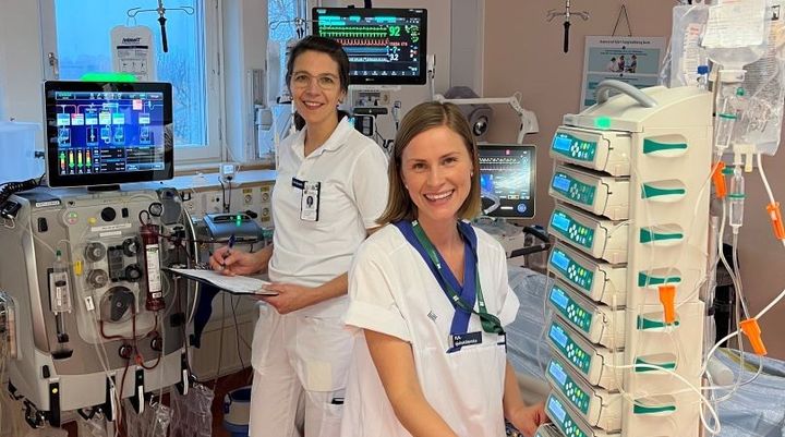 Ann-Sofie Jansson och Malin Tydjesjö, är sjuksköterskor på intensivvårdavdelningen, och arbetar med införandet av det nya digitala systemet.