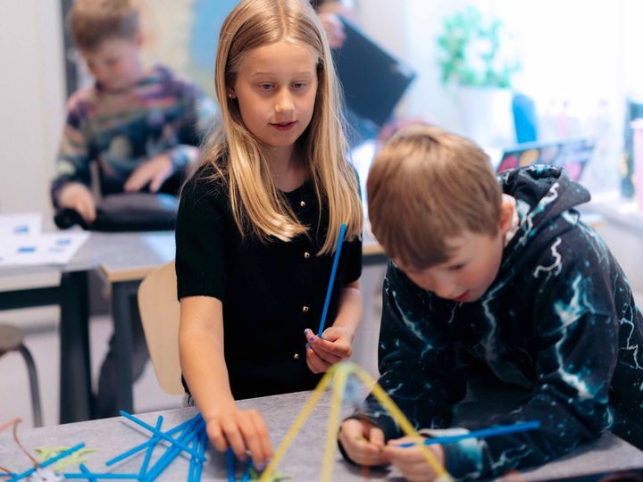 Elever som experimenterar med Mot nya höjder. Foto: Alexander Hall