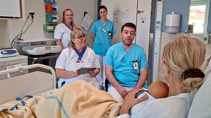 På neonatalavdelningen i Region Kronoberg har ett nytt arbetssätt vuxit fram med en enkel men avgörande utgångspunkt: Vad är viktigt för dig?