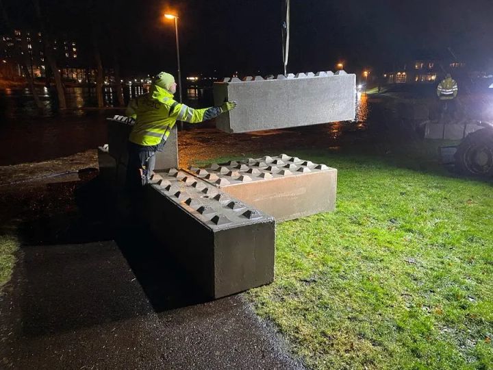 Modulära betongblock från C3C Engineering i Växjö – här använda som översvämningsskydd i Lagan.