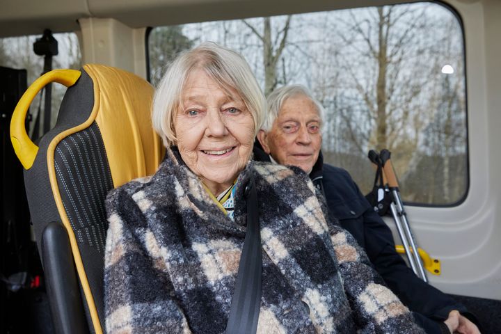 Ett äldre par på utflykt med buss