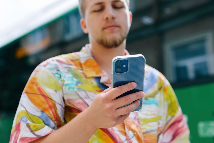 Person som använder en smartphone utomhus.