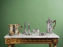 Kaffekanna av Henrik Christoffer Klint dä från 1770 och sengustavianska ljusstakar av Pehr Zethelius bland andra objekt inom silveravdelningen.