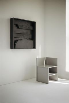 Louise Nevelson ”Day:Night XI”, Donald Judd stol, "Corner Chair No 15"
